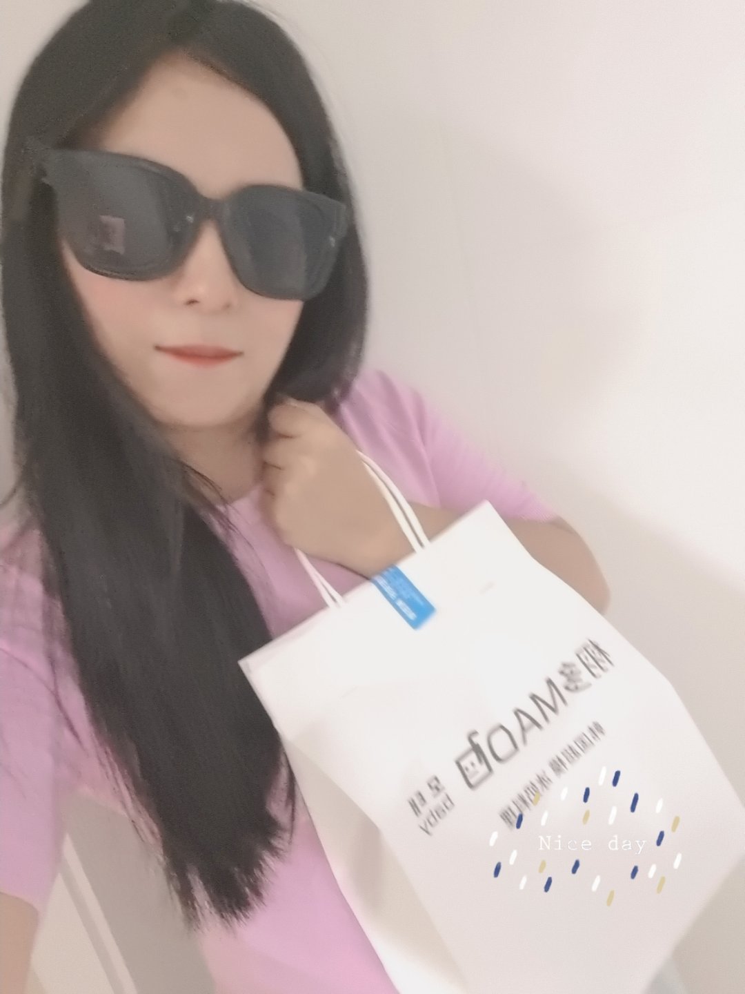 今天片场被韩国造型师夸了，说我的鹅蛋脸刚好卡在镜头最讨喜的比例里，连打光师傅都省