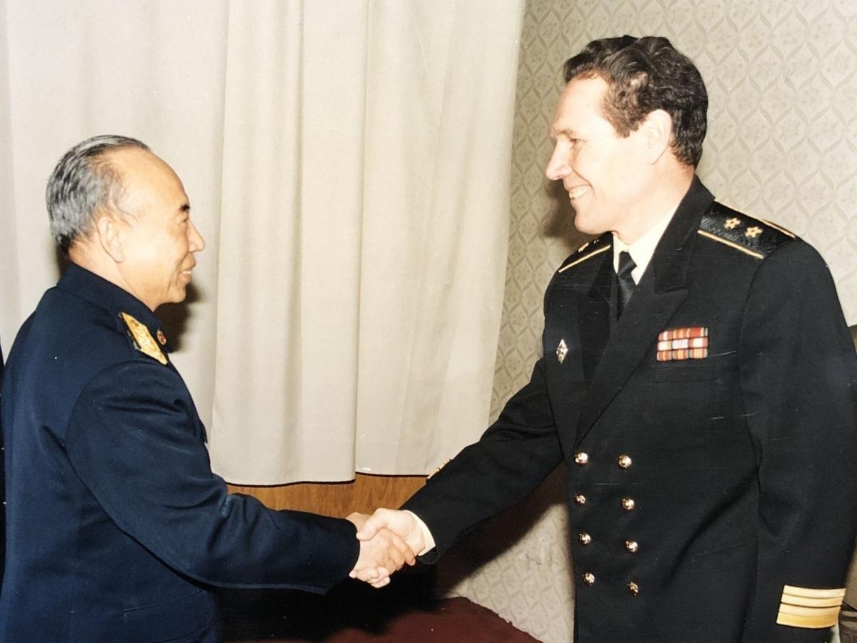 1996年，原海军司令员张连忠上将接见巴基斯坦海军司令，留下珍贵合影。张连忠在1
