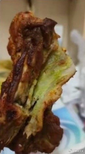 阿姨称鹅腿已断货15年有余什么颜色？鹅腿已经断货15年，意思就是基本一直卖的鸭腿