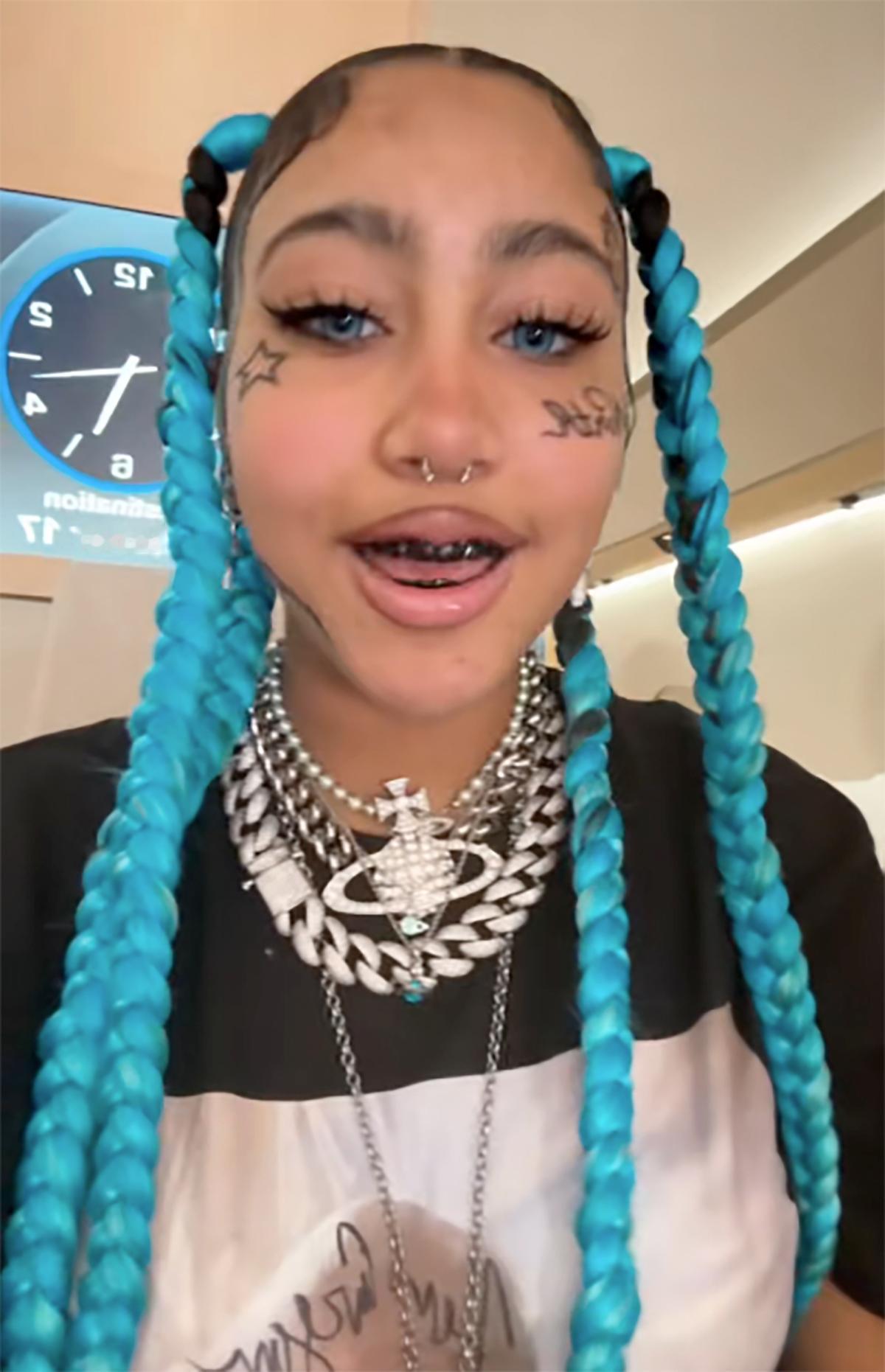 卡戴珊和坎耶12岁女儿诺丝(小西北)的新造型再次引发热议(图1234)，蓝色发辫