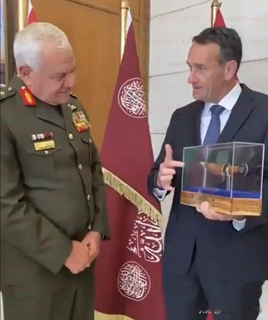 难以想象中东地区复杂性……
近日伊朗黑客曝光照片，以色列与约旦军方高层私下会晤互