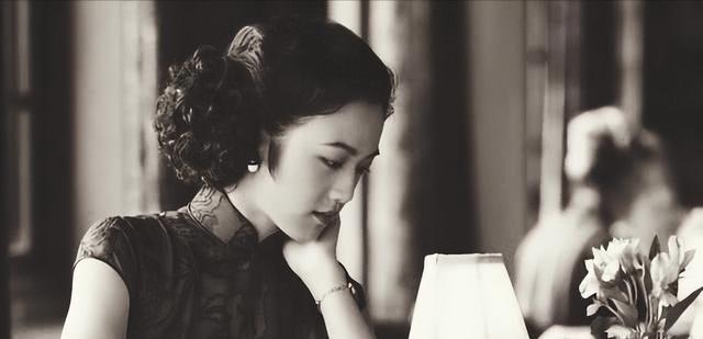 1948年，国民党团长的妻子被6个壮汉按倒在地上，身上的衣服被撕碎，随后惨遭对方