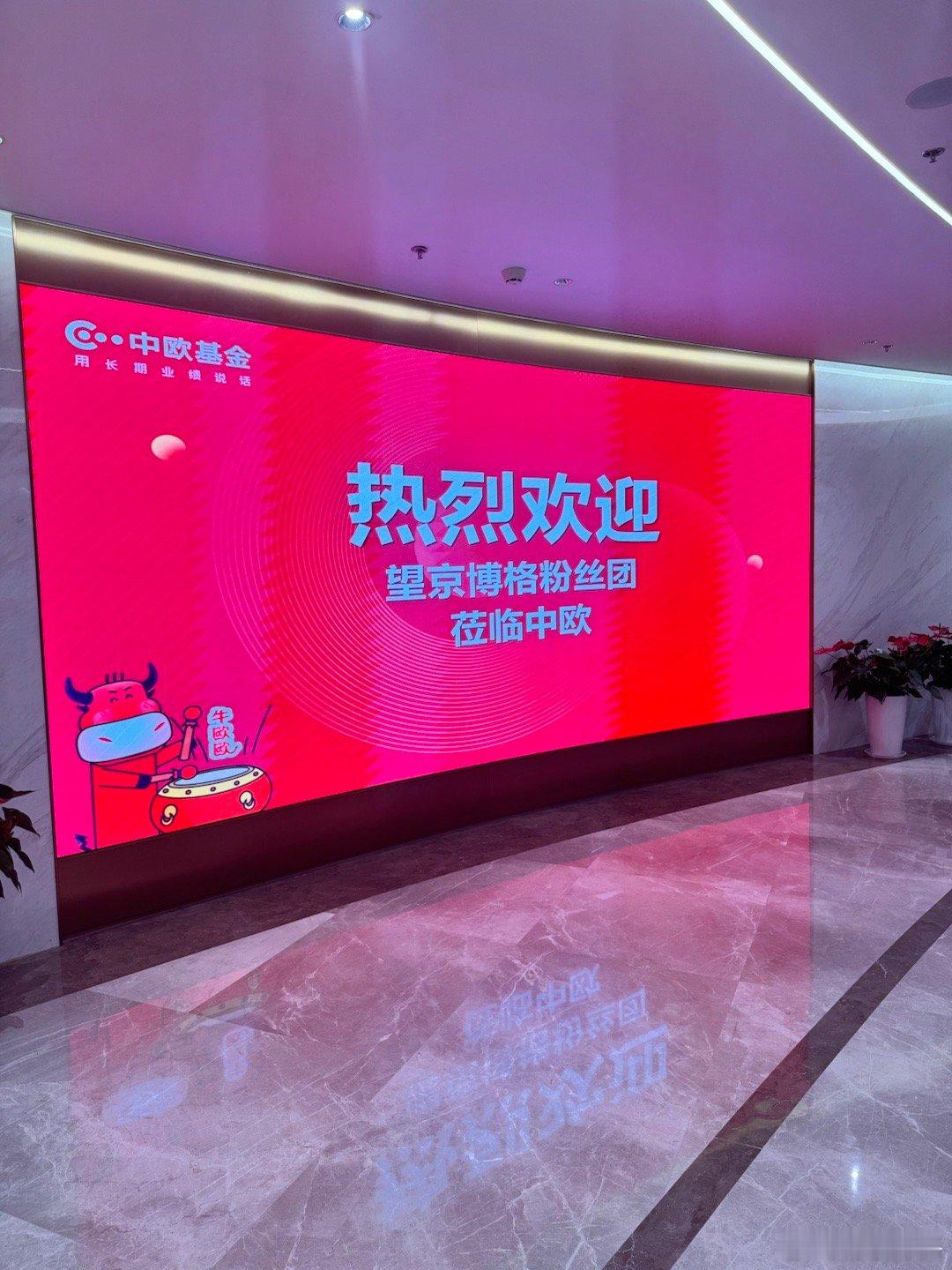 被包围了！说赶飞机才放我走[加油]还有拿着2019年签名过的书，又签名了一次！2