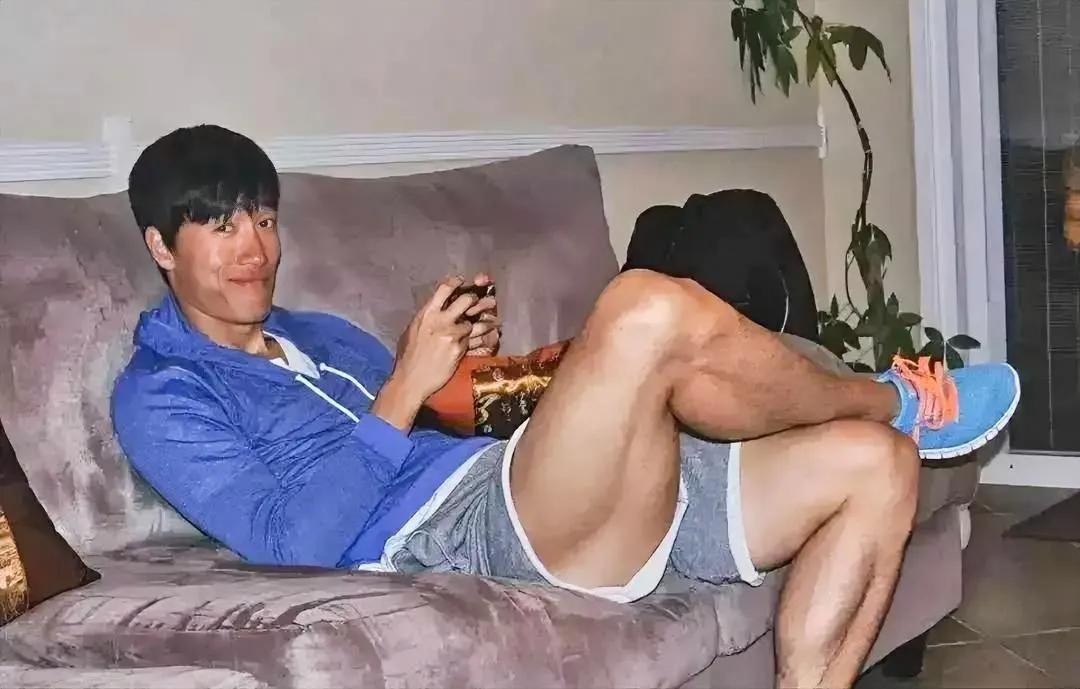 这张照片是中国男子田径队110米栏运动员刘翔在比赛前一天在宾馆里休息时的情景。他