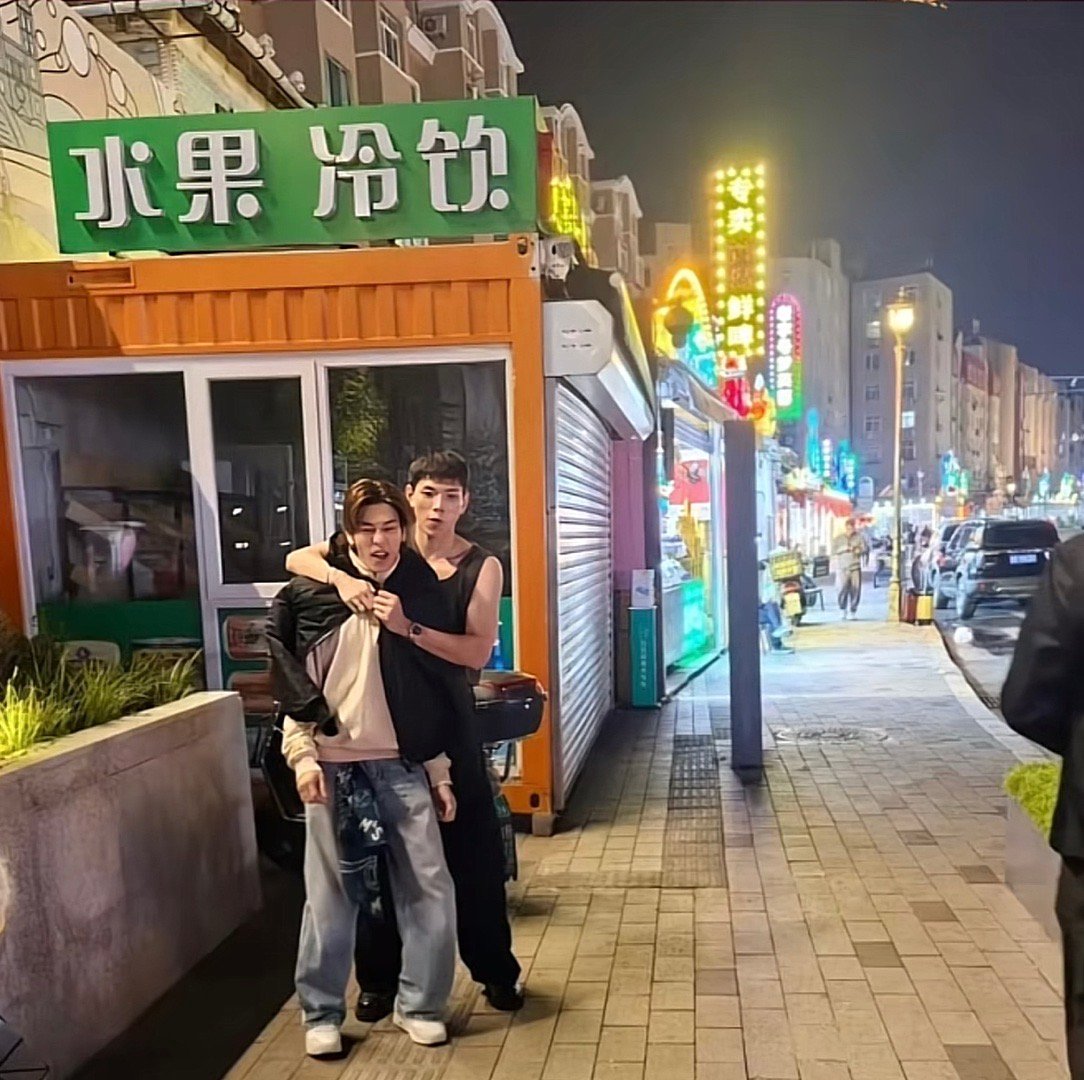 果然看不懂的才是最高级的，泰国艺人在内地打卡，背景是【水果 冷饮】 ​​​