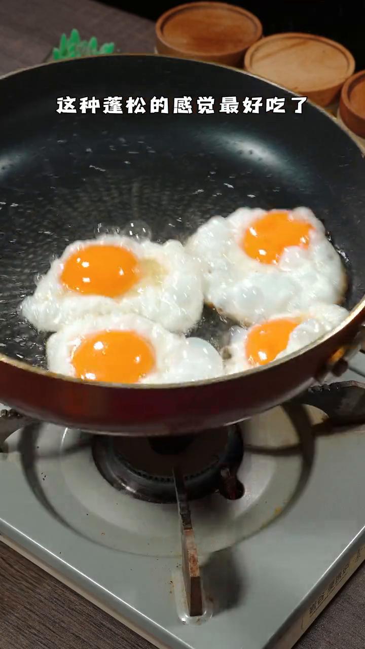 天冷了，来上一锅比肉还好吃的荷包蛋豆腐煲。吸满了汤汁的豆腐和荷包蛋，咬一口真的好