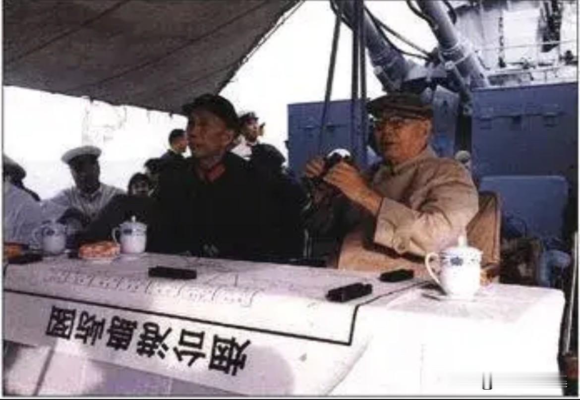 1980年7月6日，叶剑英元帅、王震将军在山东烟台视察海防的老照片。当时，叶剑英