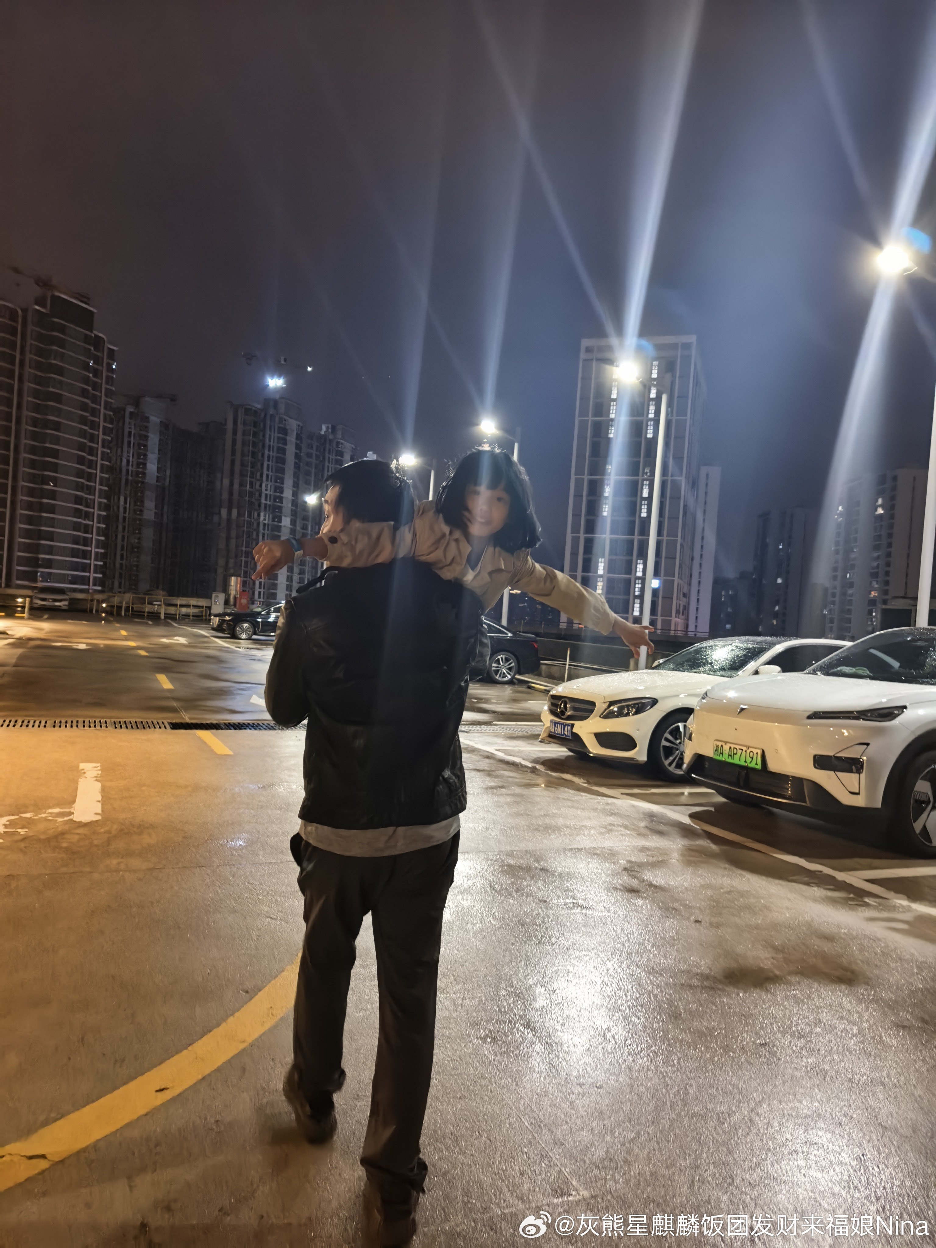 以前只有团团说爸爸抱，猫爸都会抱他的口头禅：趁能抱的时候多抱抱啊，以后她就不要爸