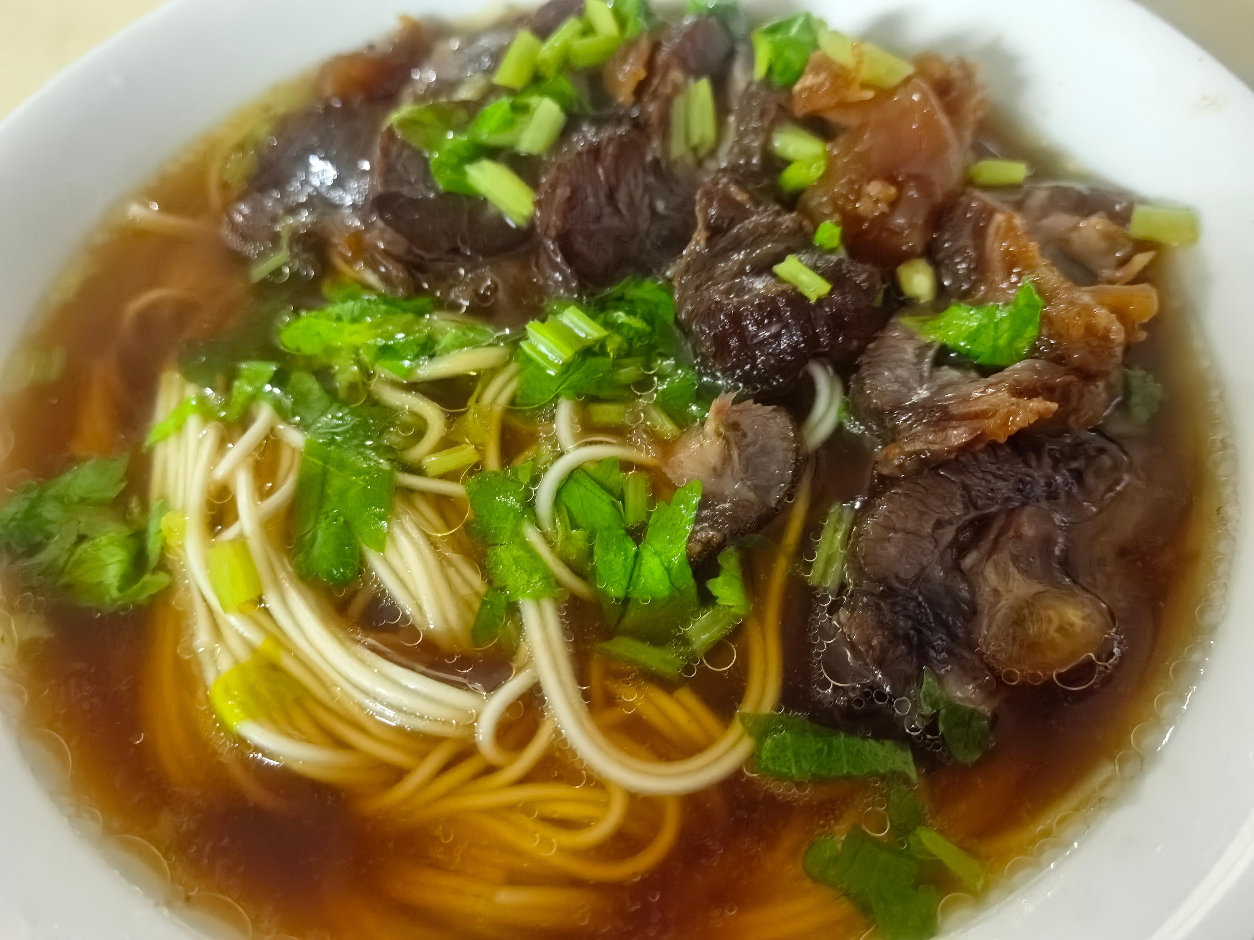 我这一碗牛肉面，不比老黄的炸酱面差的，所以说吃货老黄还没尝尽咱们大中华的美食。黄