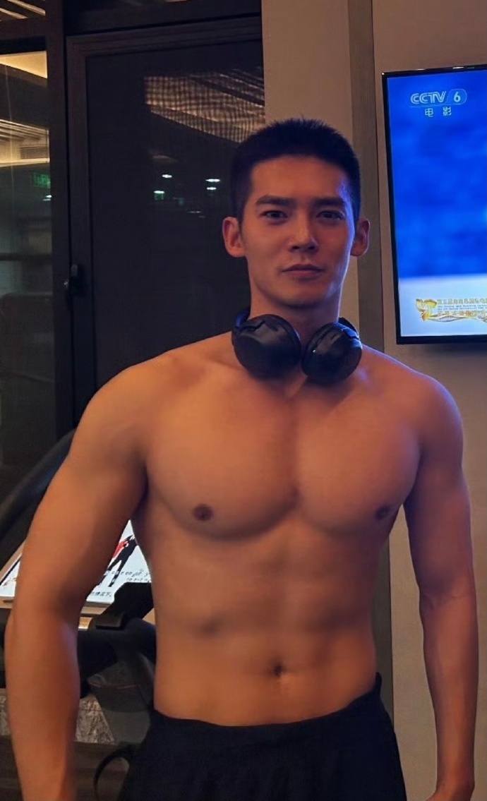 于适胸肌，真是恰到好处！妙得很！肌肉线条真漂亮啊[good]又白，看着舒服又健康