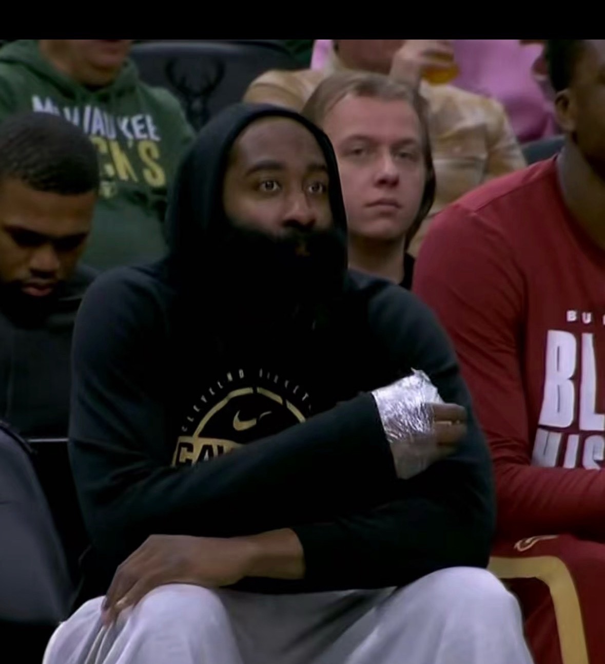 哈登谈到自己还能打多久时说：“我知道这一天迟早会来。希望是晚一点，但这是现实。每