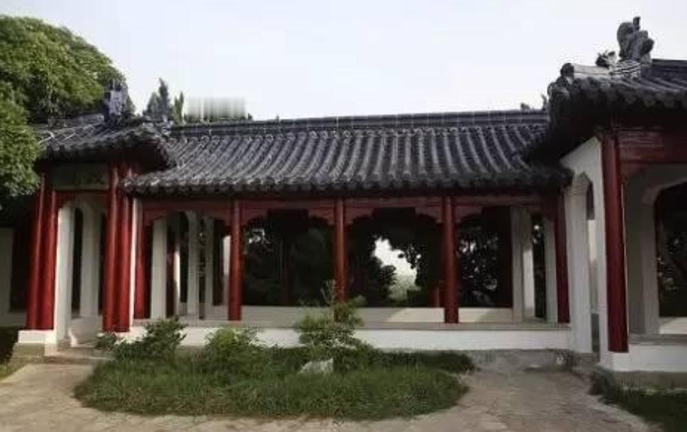汪精卫死后，其妻陈璧君出于某种心理，往他坟里灌了5吨碎钢铁，浇筑成一个铁疙瘩，以
