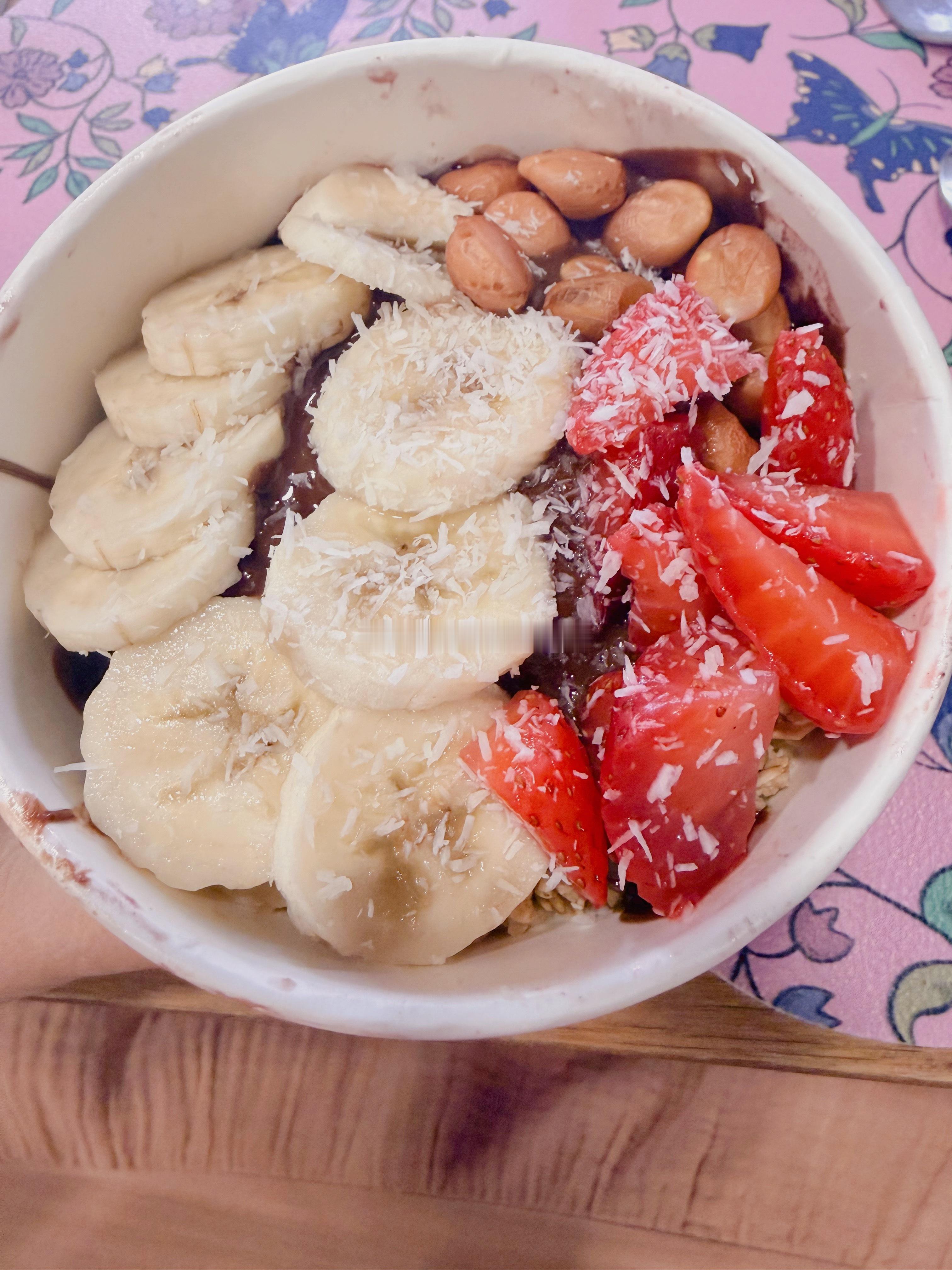 到了夏天我们这边就流行Acai Bowl巴西莓的那种水果碗巴西莓会打成奶油一样铺