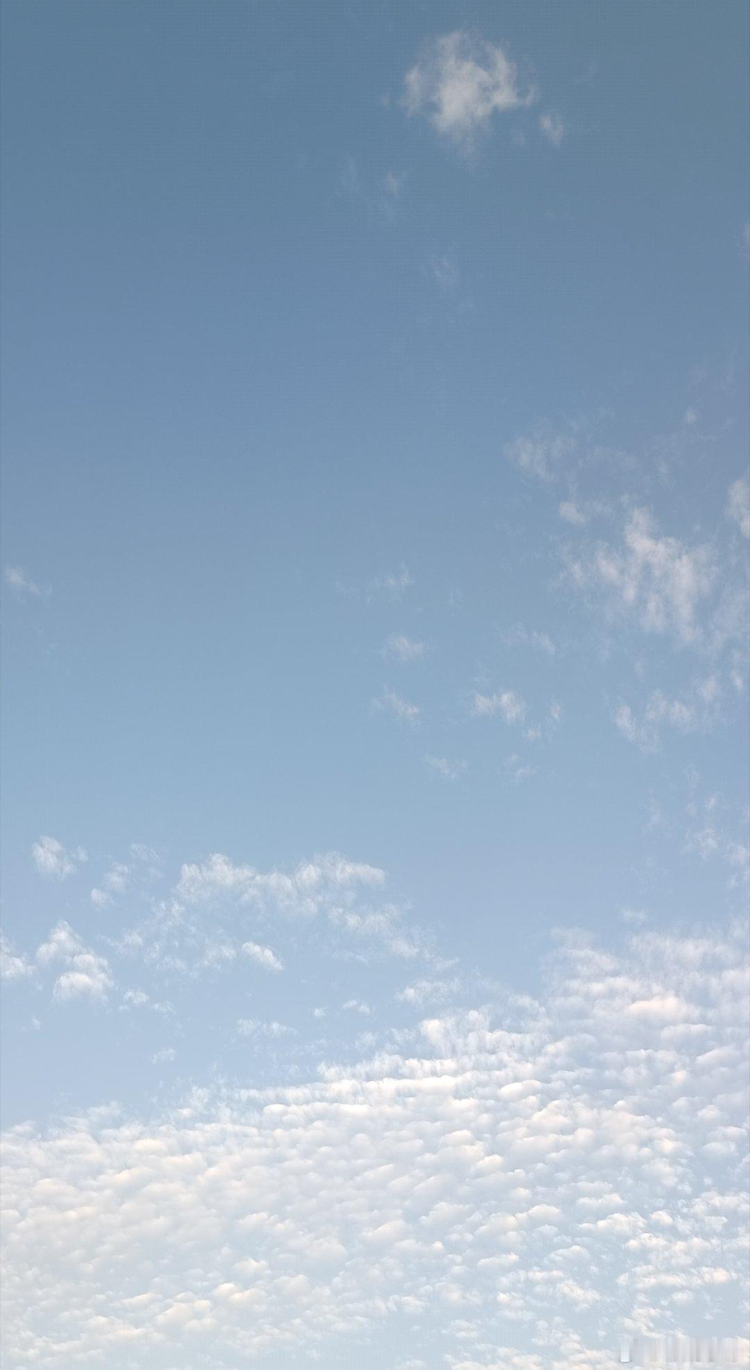 今天好冷好冷，大风呜呜的刮，虽然有太阳还是很冷。我感觉凉拖鞋穿不住了，但是我又不