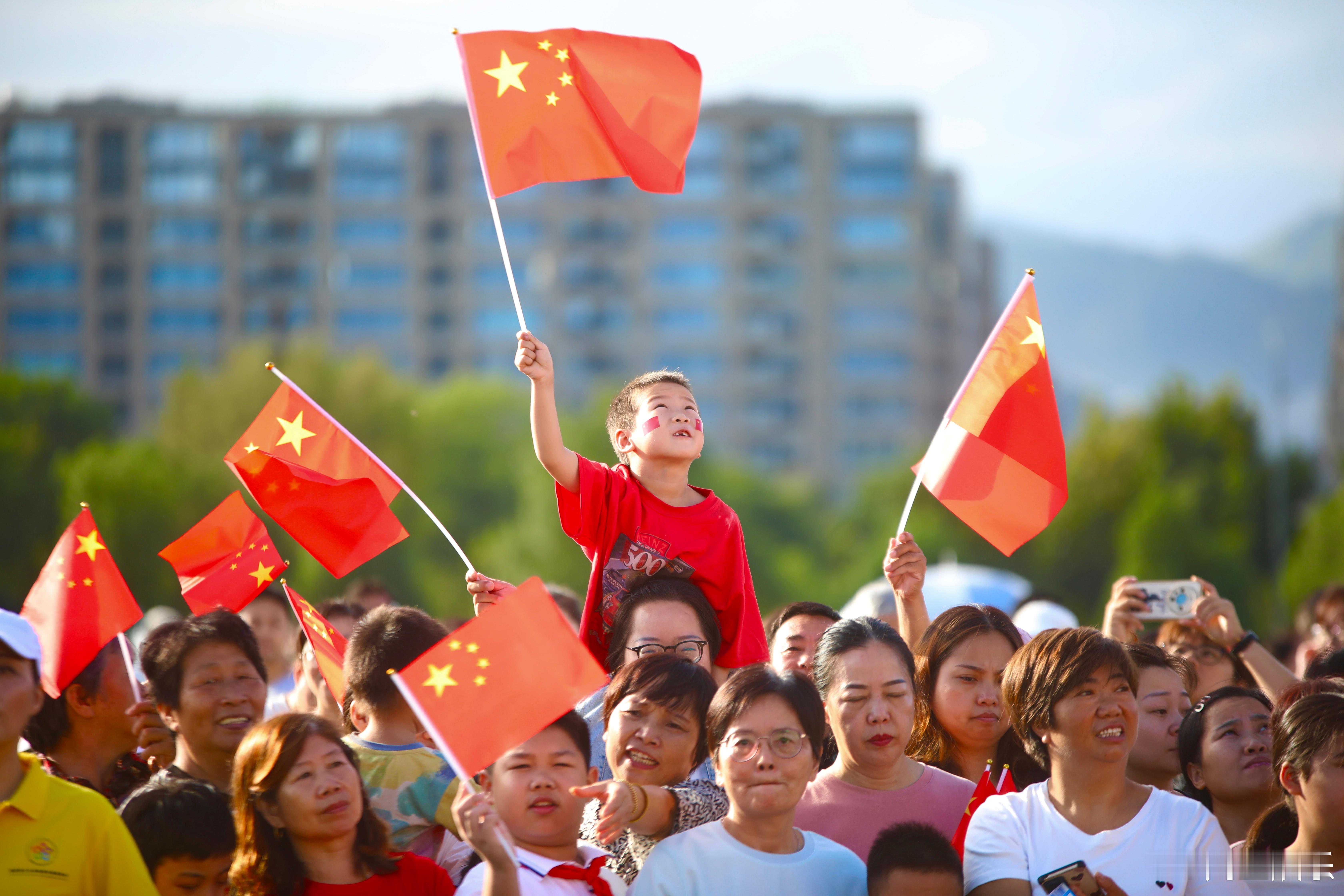 #国庆节##升国旗# 【你好，十月[心]】10月1日，国庆节，庆祝新中国成立75