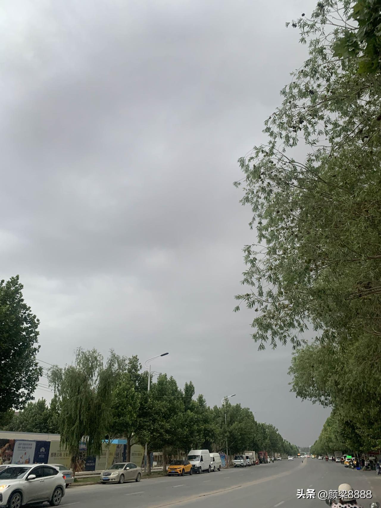 夜跑打卡，今天妥妥的6公里，每天晚上保持优良的锻炼习惯，夜跑，跑出健康，跑出人生