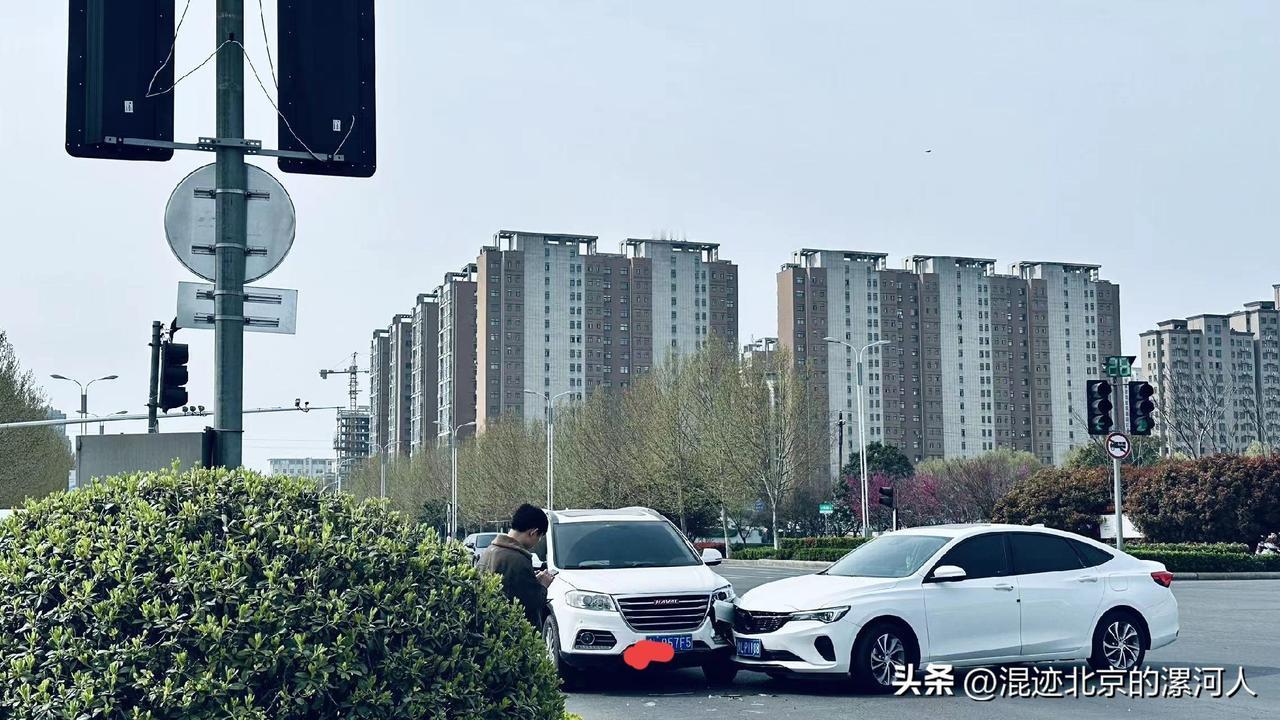 今天上午九点半左右，漯河市召陵区中山路与淞江路交叉口发生一起两辆白色私家车碰撞事