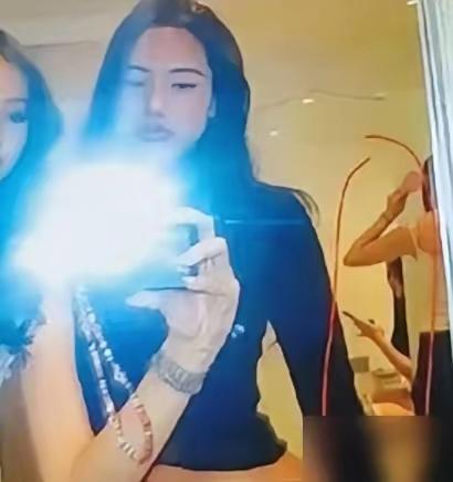 爆光后更好找男瓶友
还该感谢这无心的美女
已免成为剩女