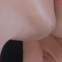 这么厚的滤镜和妆感都没遮住胡茬（且是在攻扮演受的柔弱阶段） ​​​