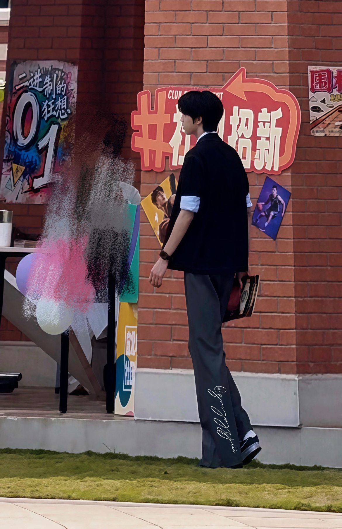 张桂源逆天身材比例 张桂源今天的拍戏路透，这逆天的身材比例好夸张🫶🏻 张桂源