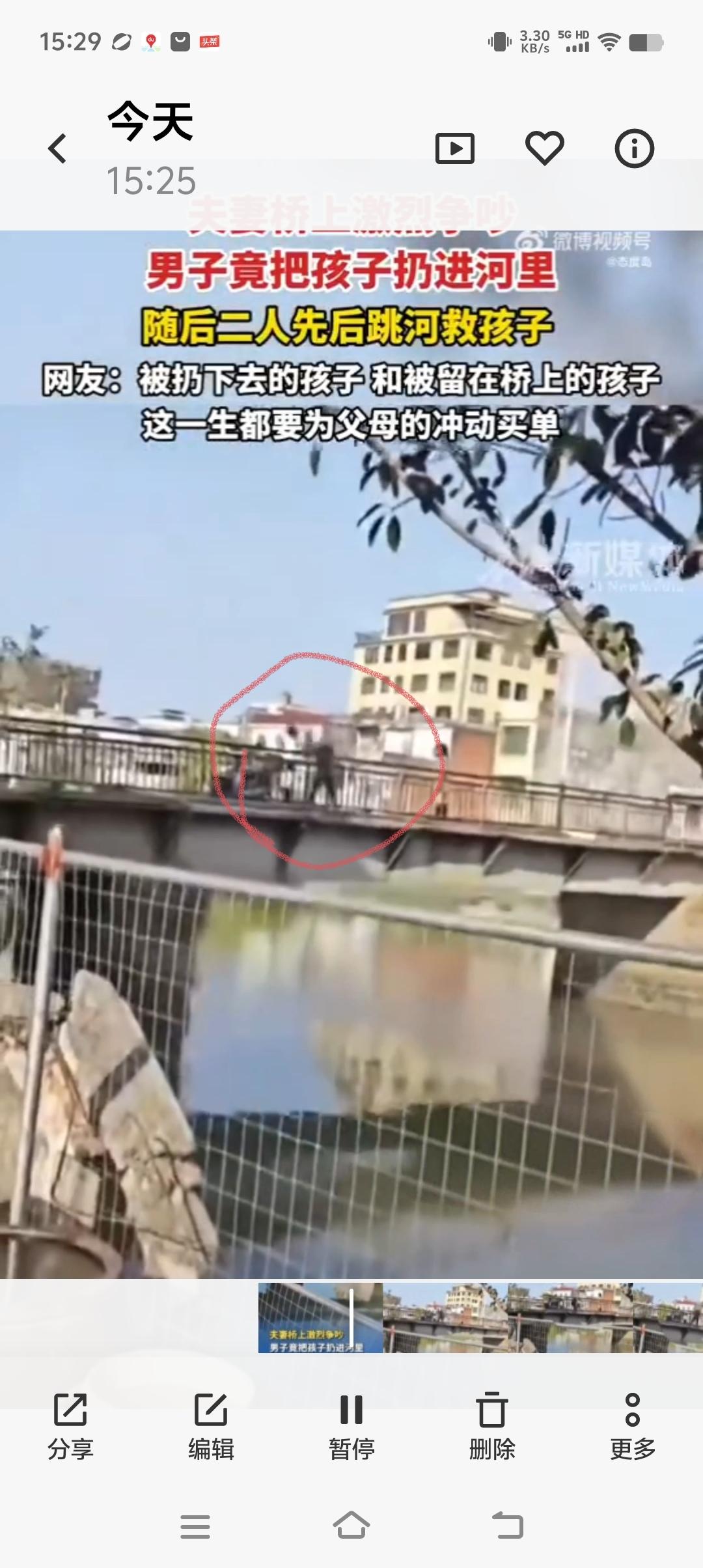 这父亲禽兽不如！

2月22日，广东潮州一对年轻夫妇，大过年的吵架不停！一路争吵