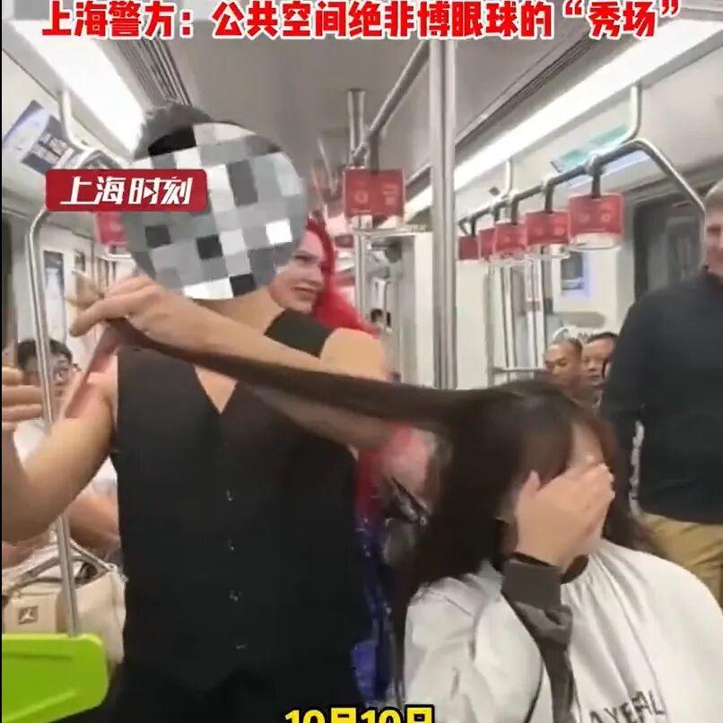 为了吸粉引流挖空心思，竟然把理发摊，摆进了地铁那拥挤的车厢！
前不久，一则“网民