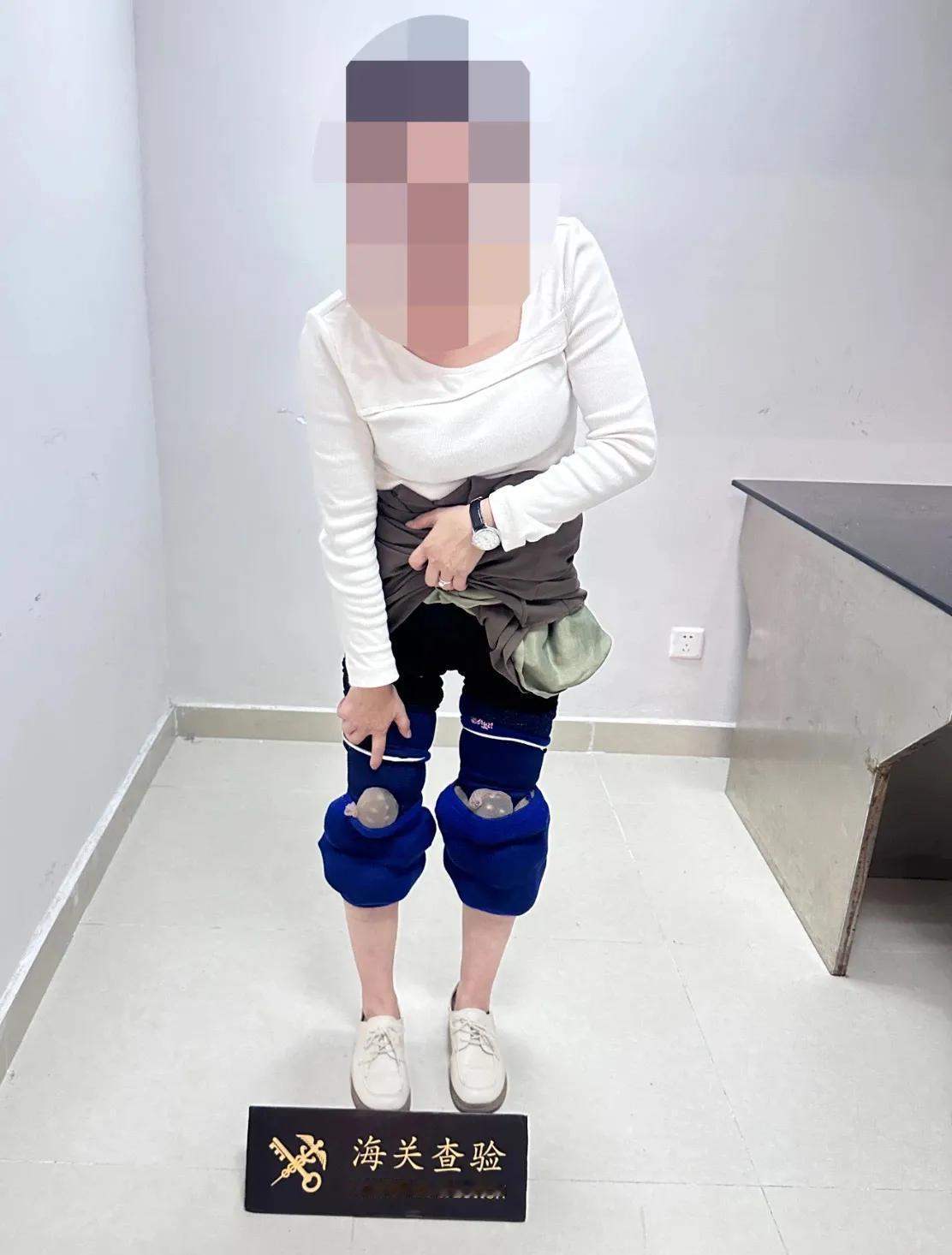 真能藏，这也“刑”！港珠澳大桥海关，工作人员发现一位入境的女游客不正常，她穿着一