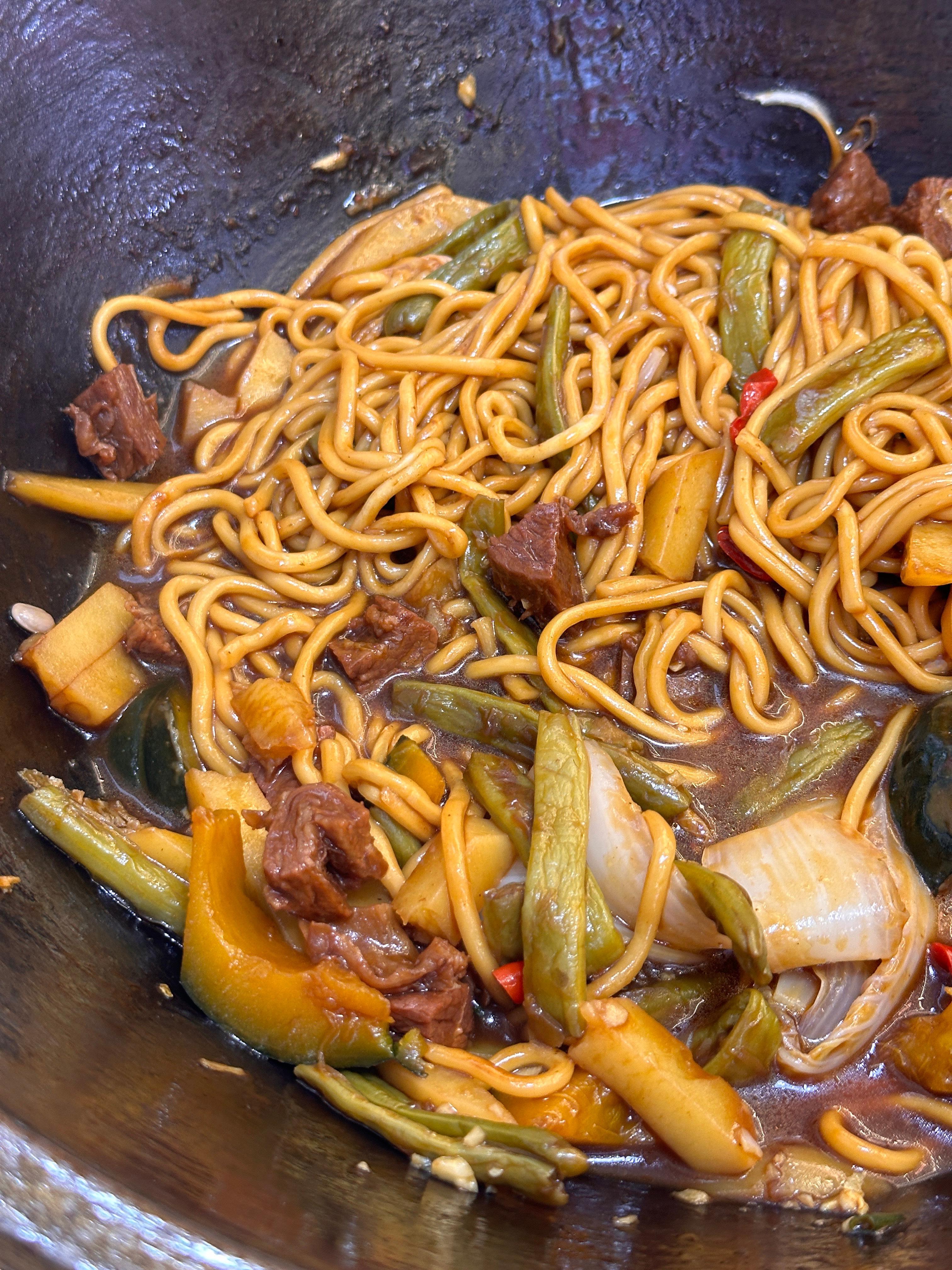 等了半个小时的铁锅焖面！还好有卷凉皮😠（跟我室友不约而同定了今天中午的卷凉皮中