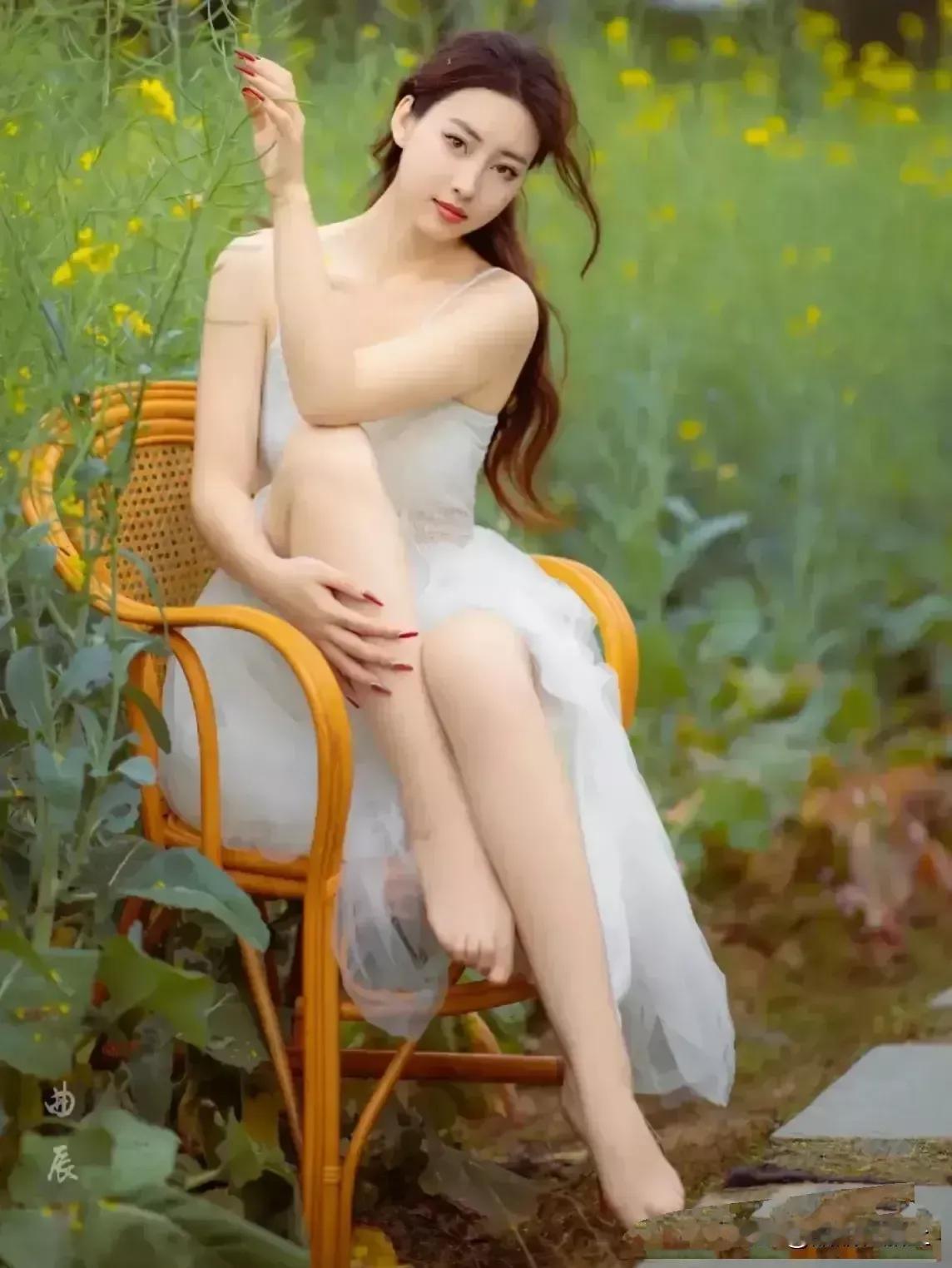 夏日花园里的白裙少女，优雅迷人。