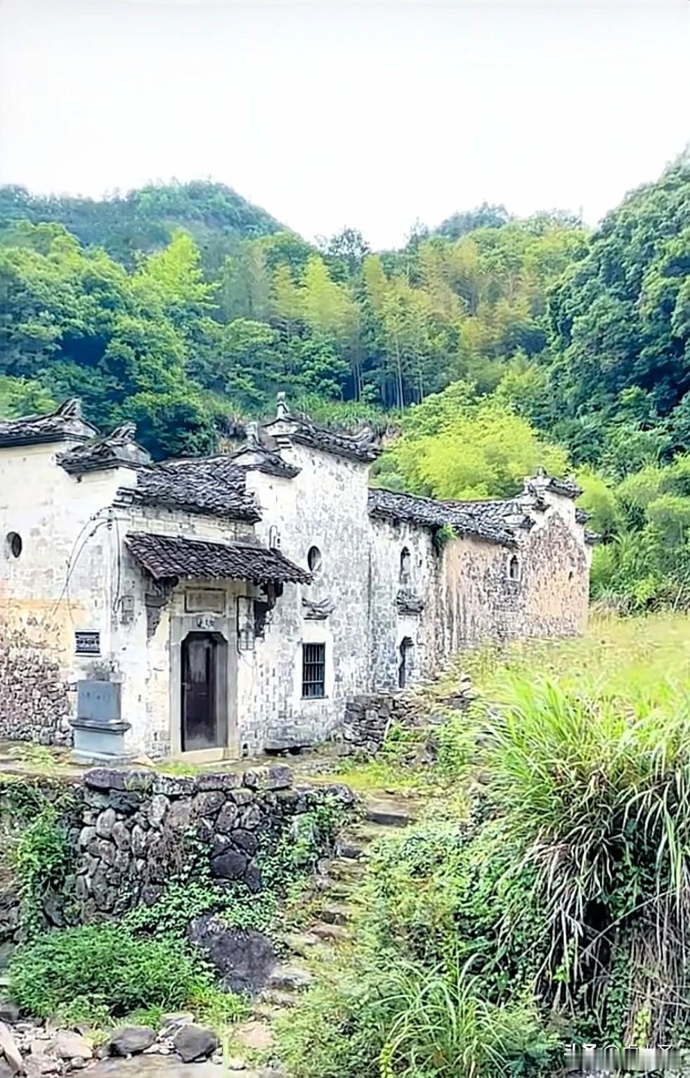 今天来分享乡村美景图片，就说说地主屋的破败之景。在重庆大学城曹家沟堰塘湾，有个“