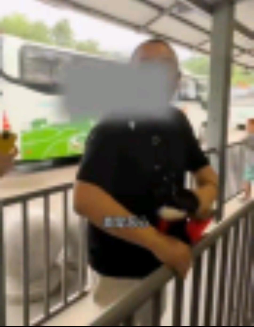 北京带外籍游客插队男子的基本情况，他40多岁，他是北京当地的一个导游，确实是持证