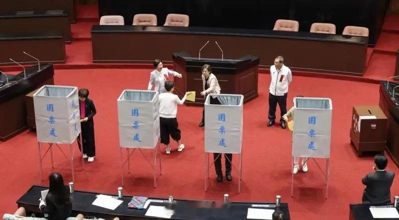 56:50弹劾落败！赖清德虽保住职位，却已彻底陷入执政绝境5月19日上午，台湾地