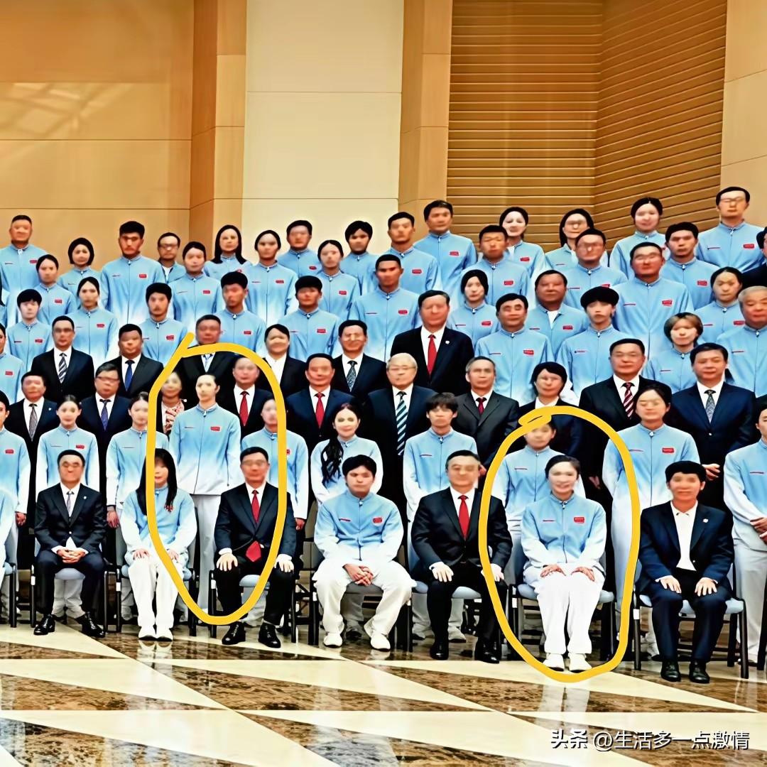 林诗栋更像领导，坐前排C位，很放松，两边局长双手放膝盖上。女排两个梦洁，一个坐局