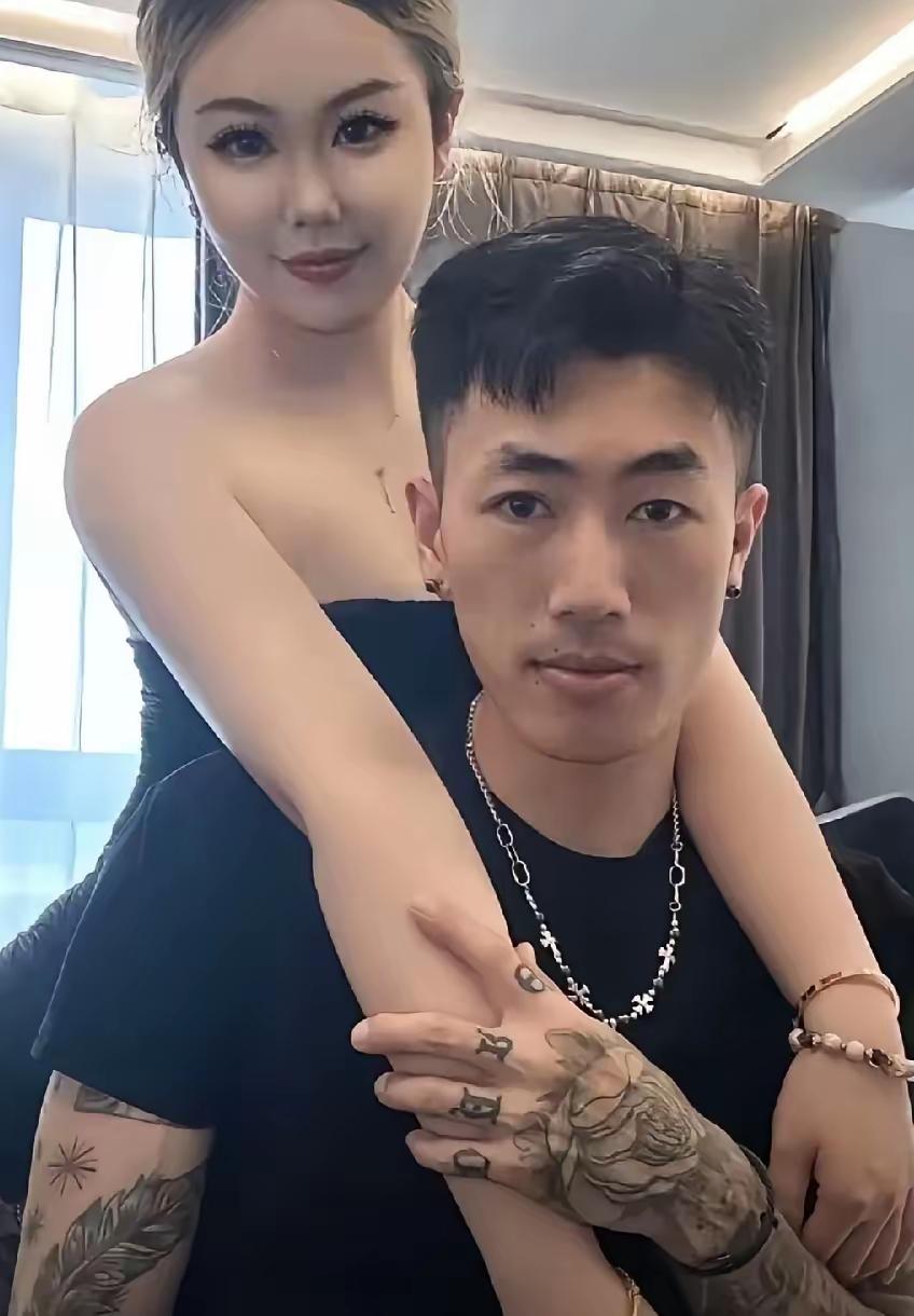 38岁还找个花臂男友！在医院还帮她给病人配药！还要晒出来炫耀！buff叠满，医院