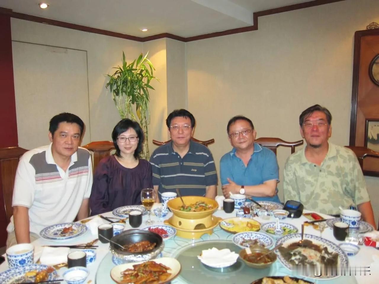 五位明星合影，认出左一是申军谊和右一是李立群，左二佩戴眼镜的女演员是徐铮吗？记得