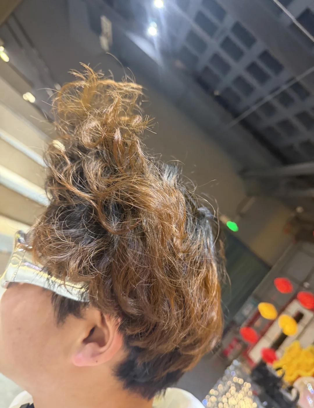 怎么能有人的头长成这样。
如果你觉得不高兴请看看他的后脑勺
怎么会有人的后脑勺长