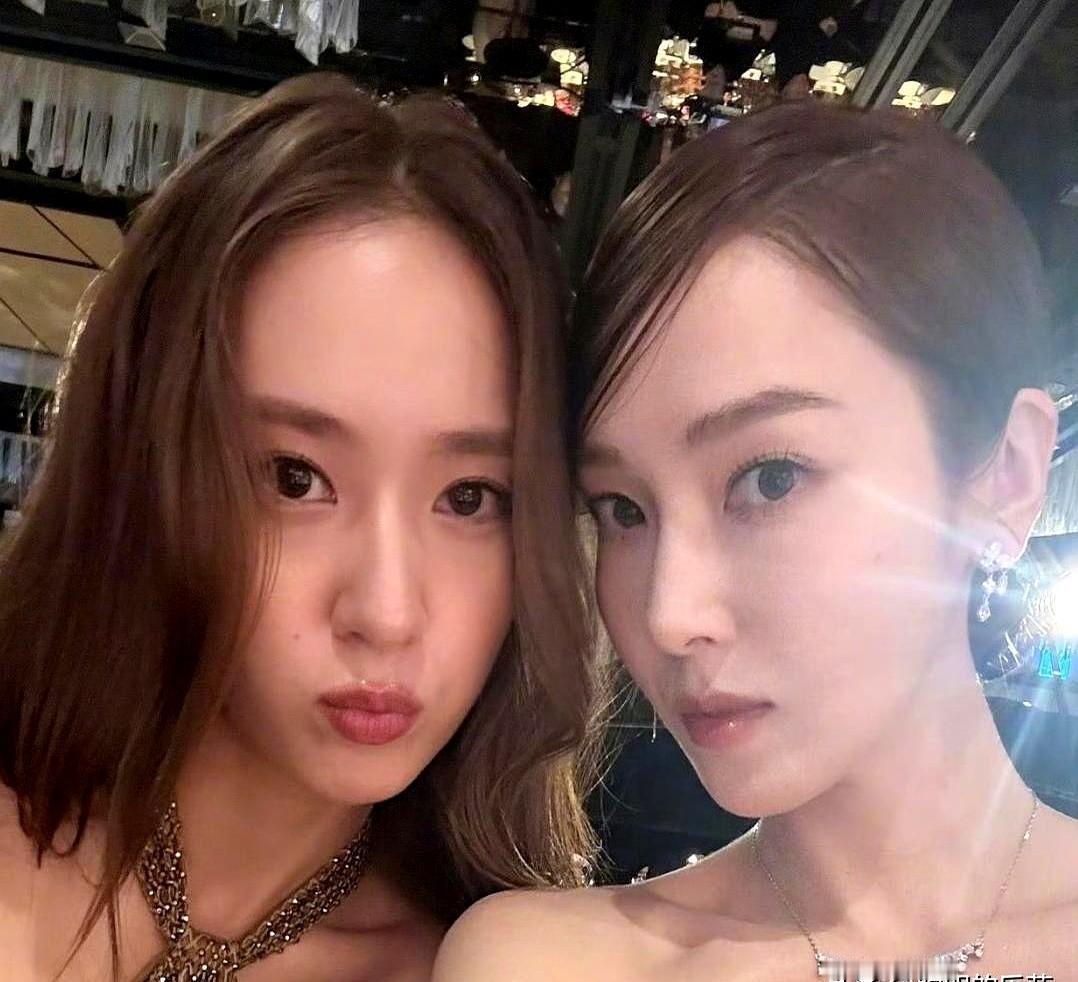 她竟然在自己的个人巡演上，唱起了少女时代的歌。

这步棋走得真叫人意外。前脚刚靠