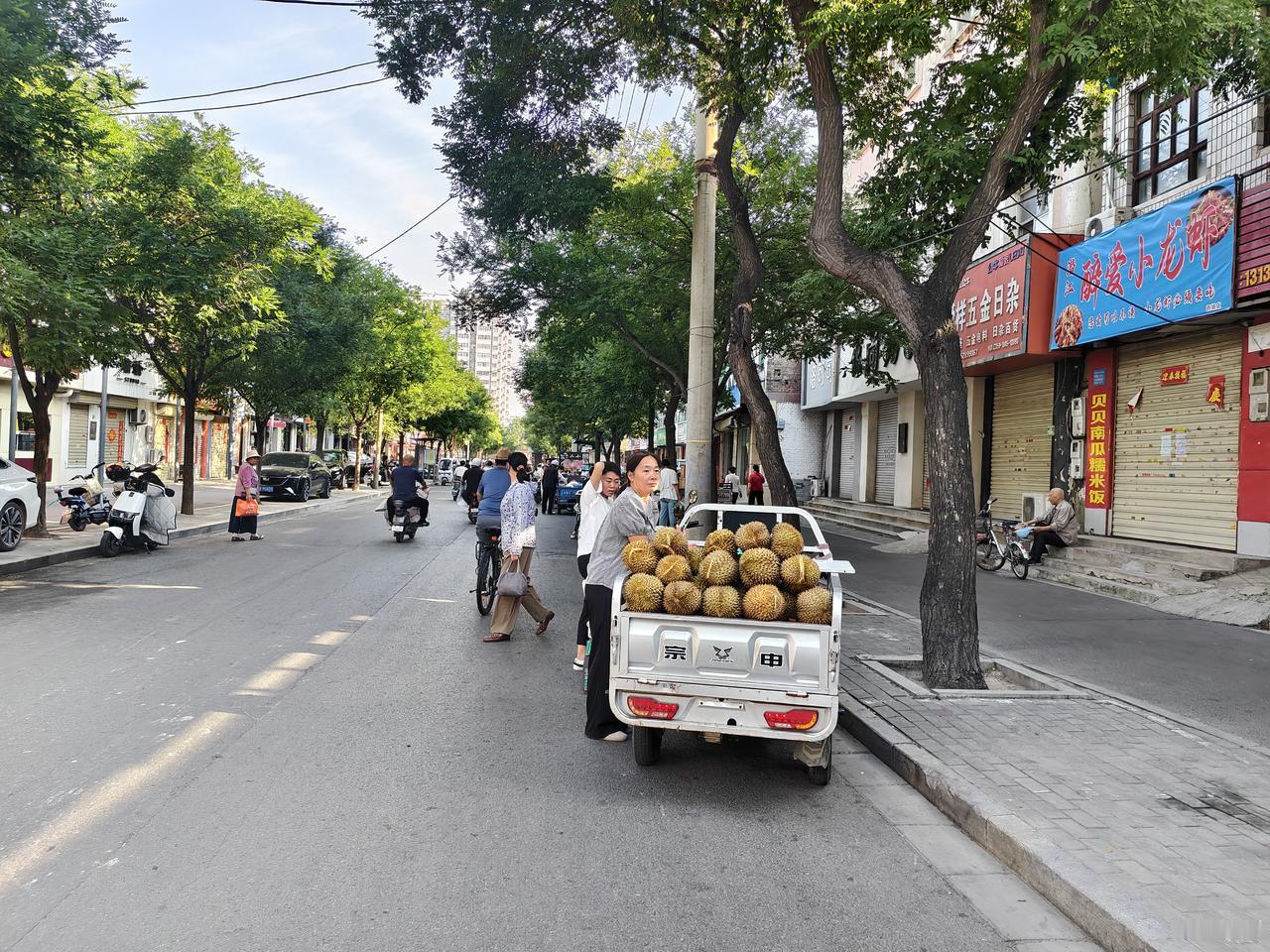 瞧瞧，在运城盐湖西街，一个女人推着一车榴莲，我上前问她多少钱一斤？她说18.8元