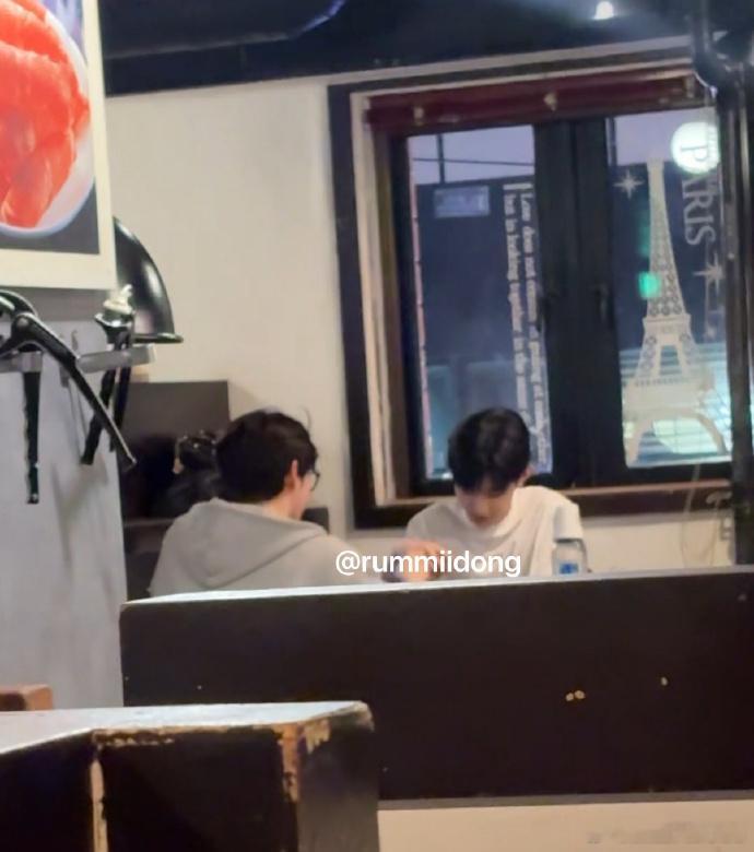 偶遇章昊成韩彬一起吃面 网友分享偶遇章昊和成韩彬一起吃饭，是一家刀削面店~两个人