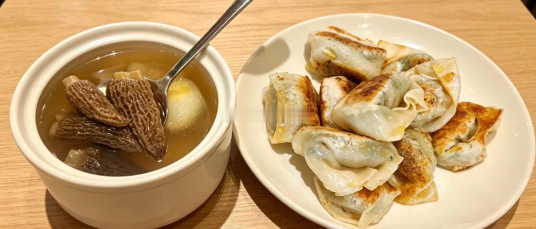 今日早餐 | | 羊肚菌清炖汤～ 煎饺～🥢早安～一口煎饺一口汤，下雨天的早上好