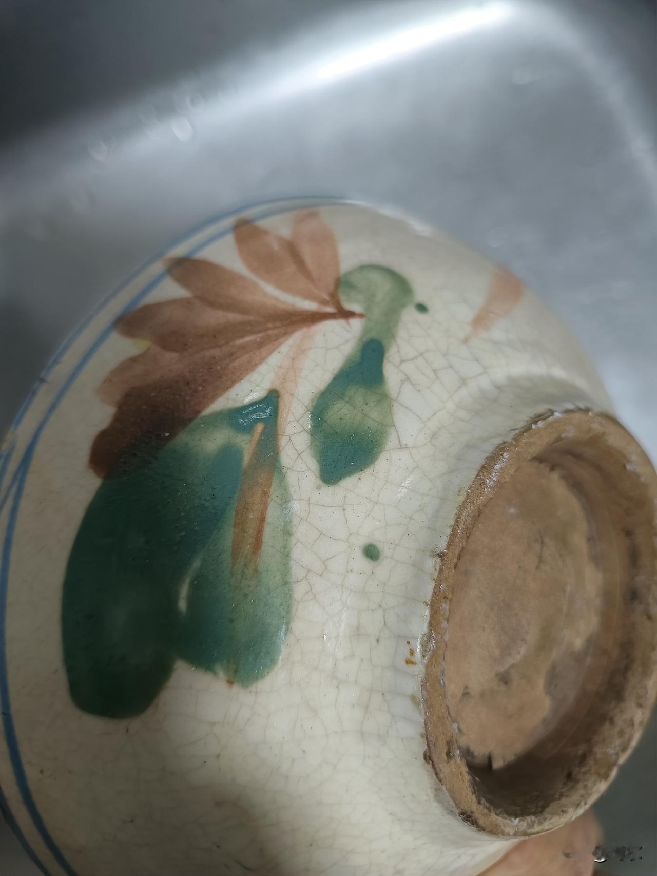 冬日生活打卡季这是在大宝外婆老屋发现的，从外观来看，确定不是官窑烧制，但釉面感和