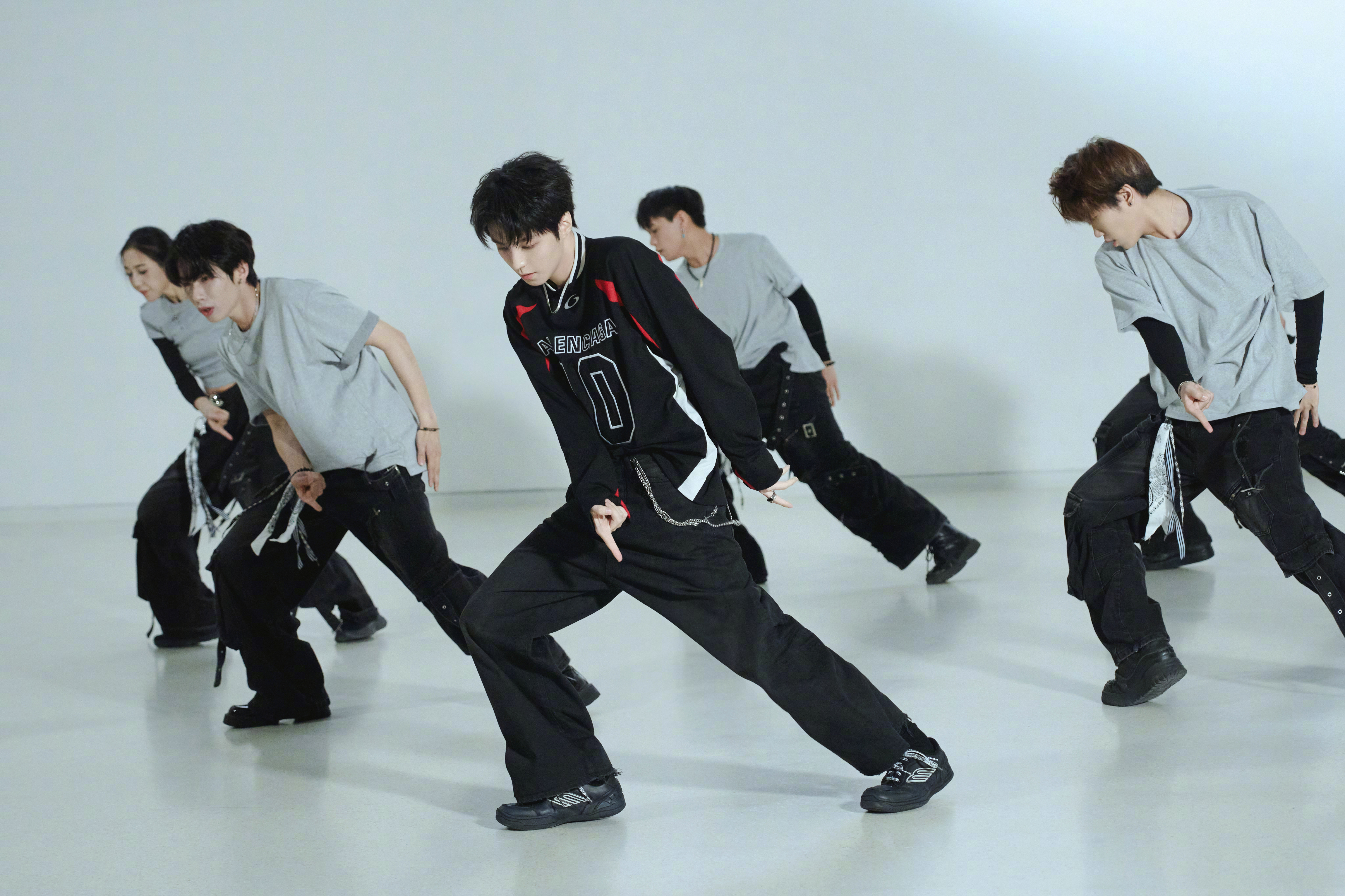 王俊凯疑似把唱跳卷回来了怀疑这个王俊凯没有短板 《疑疑疑》Performance