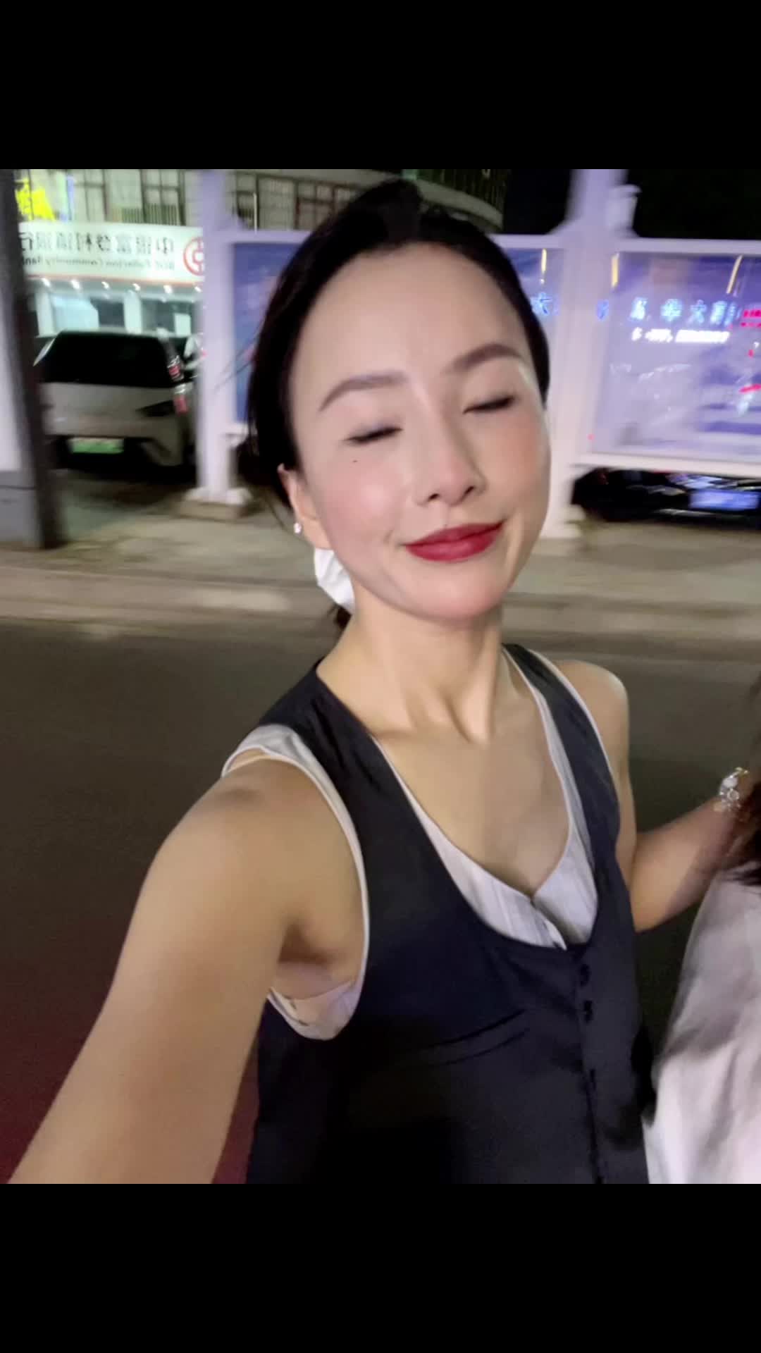 周末的晚风吹的格外舒适🫰 周日(7.13号)全天休息哦～女神们 别跑...