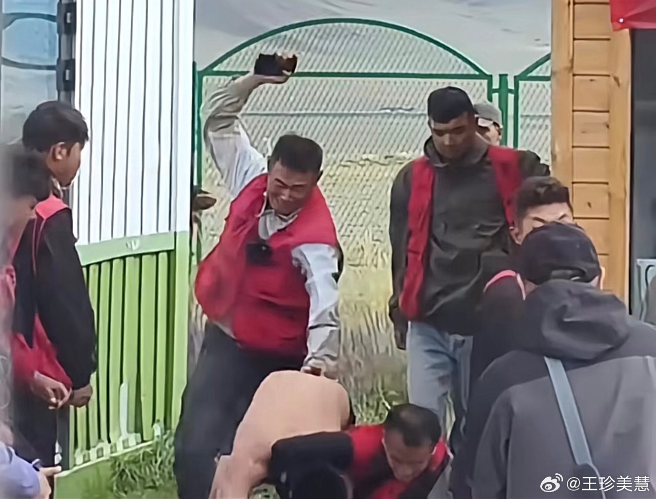 你不用去赛里木湖了你没白活现在流行的难道不是：没戴头盔你敢去赛里木湖？？？