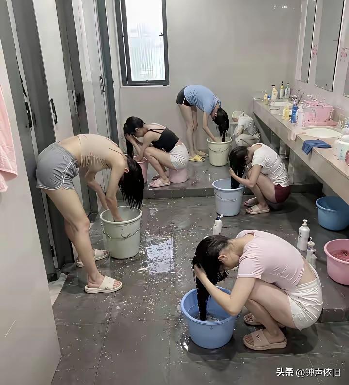 你在深圳多少年了难得的星期天，小宿舍的五姐妹一同洗头。这就是打工人的辛酸。