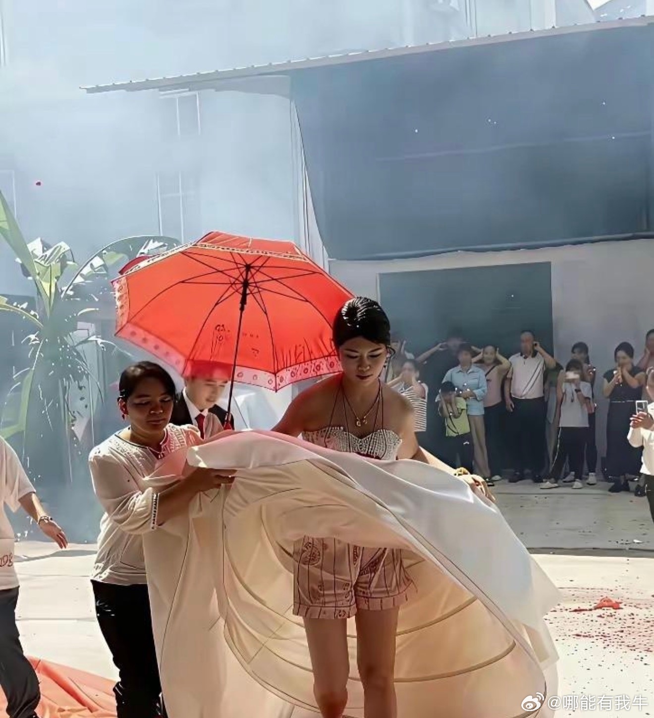 这新娘子穿的够随便的 