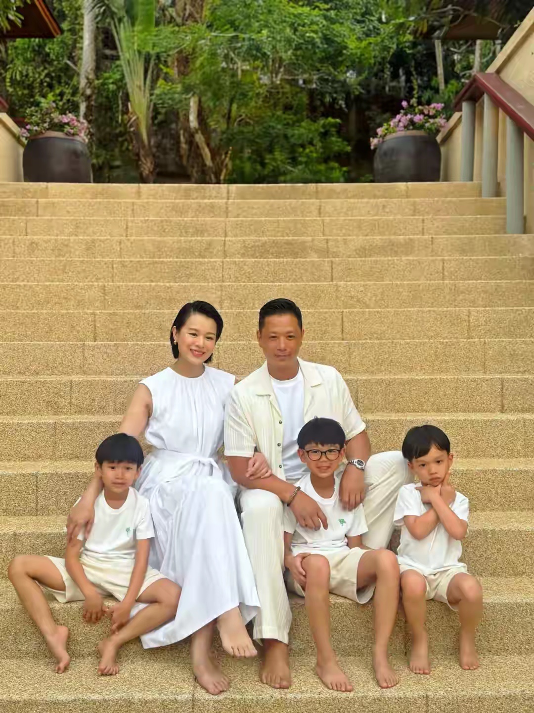 胡杏儿老公晒一家五口出游照胡杏儿带三个儿子出游四年抱三的幸福范本！杏儿事业家庭双