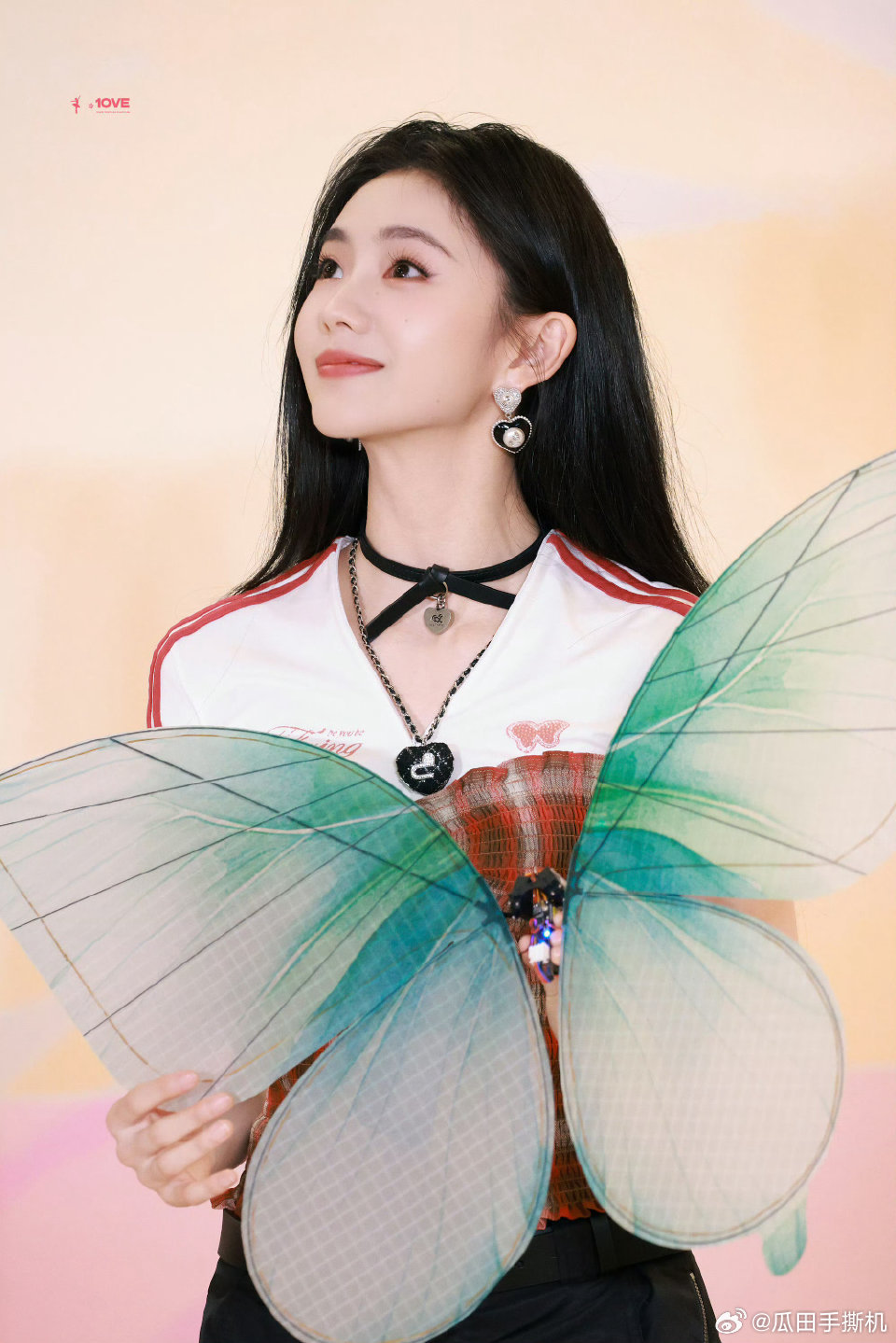 刘浩存捡蝴蝶太灵动画面里少女俯身轻拾蝴蝶，一举一动满是温柔灵气。发丝随风轻扬，眼