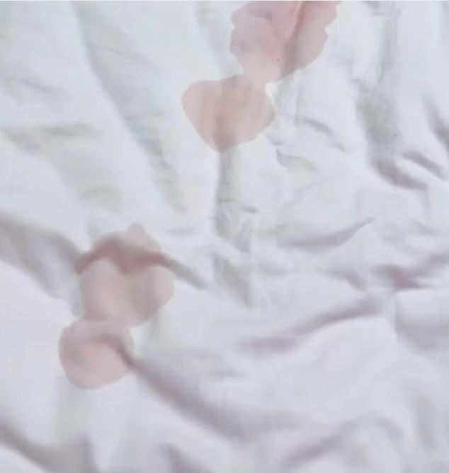 深圳一男子出差住酒店退房，服务员来查房，发现被子上有不明液体，于是要求男子赔偿被