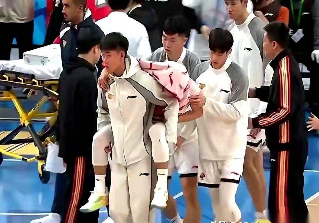 一觉醒来，广东队伤病名单比首发名单还长了。
六个人。整整六个人啊。
徐杰、奎因、